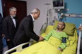 پزشکیان در آستانه روز شعر و ادب فارسی&nbsp;به عیادت موسوی گرمارودی رفت