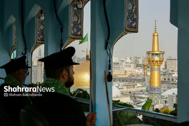 تعویض پرچم گنبد و پوش ضریح امام رضا(ع)