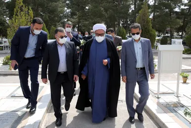 حضور جمعی از مسئولان در گلزار شهدای بهشت رضا(ع)