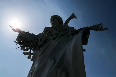 آیین رونمایی از المان «مرغ باغ ملکوت»