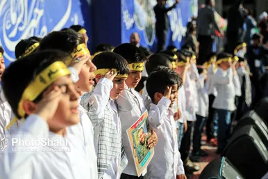 اجرای سرود «سلام فرمانده» با حضور دهه نودی ها در عرصه میدان شهدا