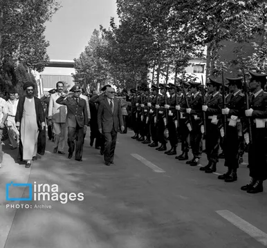 گزارش تصویری | رهبر انقلاب در دوران تصدی شورای عالی دفاع ملی (۱۳۶۰ - ۱۳۵۸)