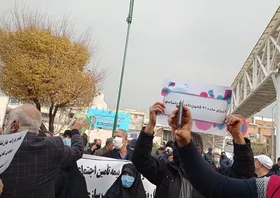 تجمع بازنشستگان در اعتراض به عدم اجرای همسان&zwnj;سازی و افزایش مستمری&zwnj;ها (۷ دی ۱۴۰۰)