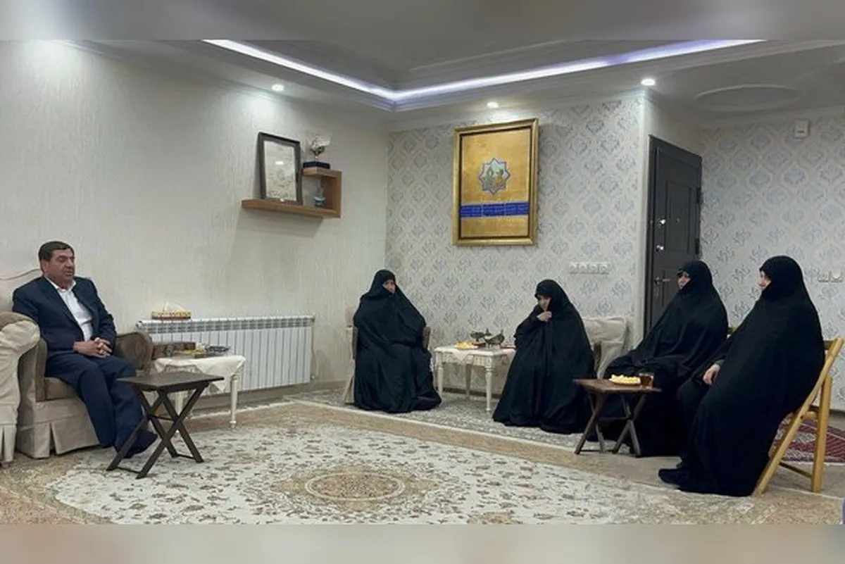 مشاور و دستیار رهبر معظم انقلاب به منزل شهید رئیسی رفت