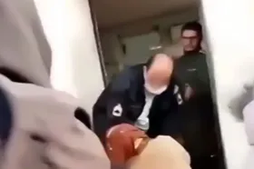 سیلی&zwnj;خوردن زن افغان از یک پلیس در اردوگاه عسگرآباد تهران+فیلم | دستور ویژه رسیدگی توسط نیروی انتظامی صادر شد