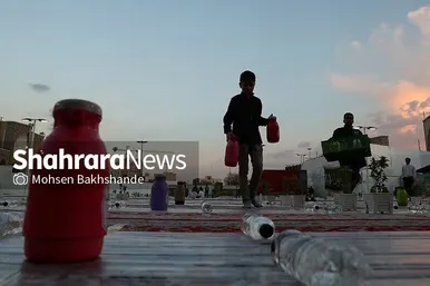 توزیع افطاری در باب الکاظم حرم مطهر امام رضا(ع)