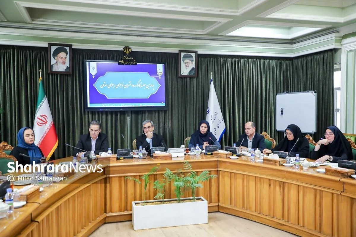 نشست استاندار خراسان رضوی با جمعی از دختران نخبه استان | دختران امروز، زمینه‌ساز توسعه کشور هستند