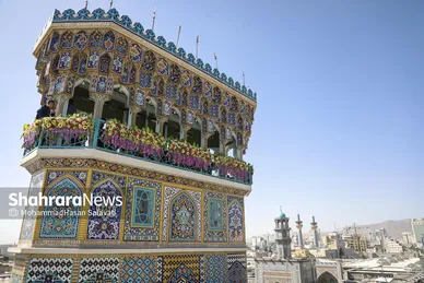 گزارش تصویری | تعویض پرچم گنبد حرم مطهر رضوی به مناسبت میلاد امام رضا(ع)