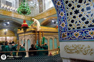 تعویض پرچم گنبد و پوش ضریح مطهر حرم رضوی همزمان با سوم ربیع الاول