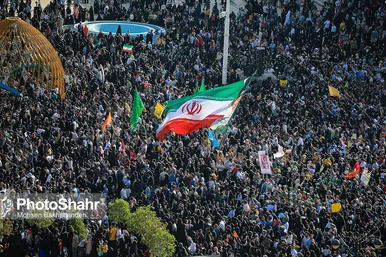 اجرای سرود «سلام فرمانده» با حضور دهه نودی ها در عرصه میدان شهدا