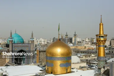 تعویض پرچم گنبد و پوش ضریح امام رضا(ع)