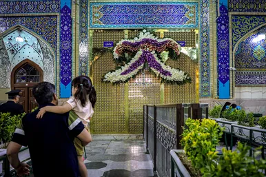 چراغانی و گل آرایی حرم مطهر رضوی به مناسبت میلاد امام رضا (ع)