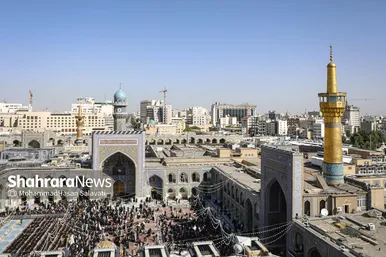 گزارش تصویری | تعویض پرچم گنبد حرم مطهر رضوی به مناسبت میلاد امام رضا(ع)