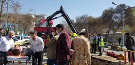 مجروح&zwnj;شدن سه کارگر بر اثر سقوط گاردریل در چهارراه دکترای مشهد+عکس