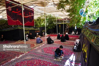 کودکی برای کمک به بزرگترها لیوان‌های چای را جمع می‌کند