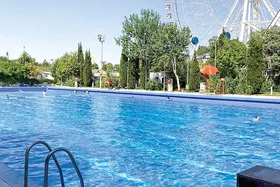 نگاهی به وضعیت تنها استخر روباز فعال مشهد| آب&zwnj;تنی در دل بوستان بزرگ