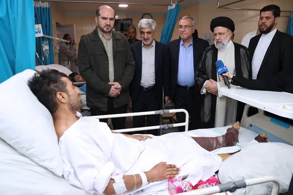 عیادت رئیسی از بیماران افغانستانی در بازدید از بیمارستان شهدای یافت‌آباد + عکس