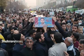 تشییع آسمانی&zwnj;ها روی دست زمینی&zwnj;ها | پیکر مطهر ۸ شهید مدافع حرم در مشهد تشییع شد+فیلم