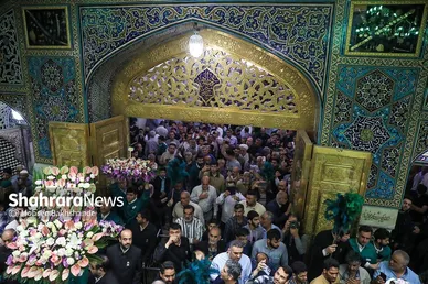 گزارش تصویری | تعویض گل‌های ضریح حرم مطهر امام‌رضا(ع)
