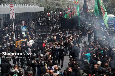 عکس| عزاداری زائران حرم مطهر رضوی در ظهر عاشورا