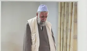 تصویری دیده نشده از رهبر شهید انقلاب در حال اقامه نماز در منزل