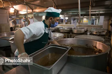 آماده سازی غذای متبرک مهمانسرای حضرت رضا (ع)
