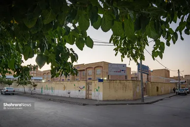 ماکان نصیری تنها شهیدی از دانش آموزان مدرسه شجره طیبه میناب است که هیچ اثری تا کنون از او پیدا نشده است،جز یک پلیور آبی و لنگه کفش کُرمی نقش او را همه ما درصحنه ایران بازی خواهیم کرد
