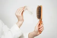 درباره علل ریزش موی بانوان پس از بارداری چه می‌دانید؟