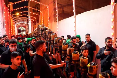 آئین سنتی مشعل گردانی نجفی‌ها در شب تاسوعا