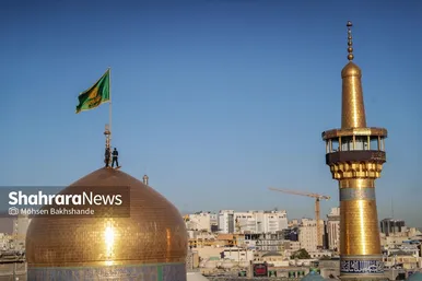 گزارش تصویری | تعویض پرچم و کتیبه‌های عزا در حرم امام رضا (ع)